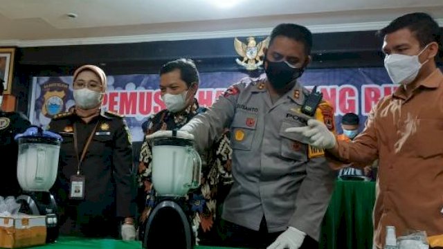 Polrestabes Makassar memusnahkan narkoba jenis sabu dengan cara diblender.
