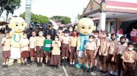 Menyenangkan, Usai Vaksin Anak-anak Bisa Naik Kendaraan Brimob dan Bermain Bersama “Upin-Ipin”