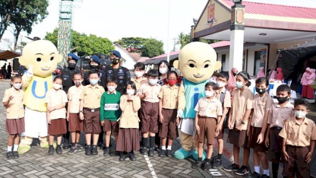 Menyenangkan, Usai Vaksin Anak-anak Bisa Naik Kendaraan Brimob dan Bermain Bersama “Upin-Ipin”
