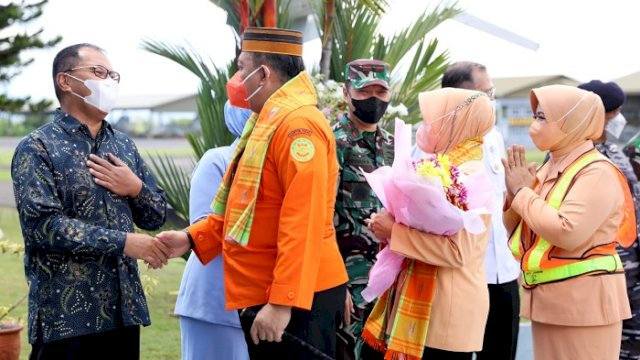Walikota Makassar Moh Ramdhan &ldquo;Danny&rdquo; Pomanto menyambut kedatangan Kepala Basarnas RI Marsekal Madya TNI Henri Alfiandi di gedung Galaktika Lanud Hasanuddin Makassar.