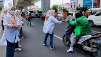 IKAWAN DPRD Makassar Bagikan Makanan Siap Santap ke Pengemudi Ojol dan Bentor