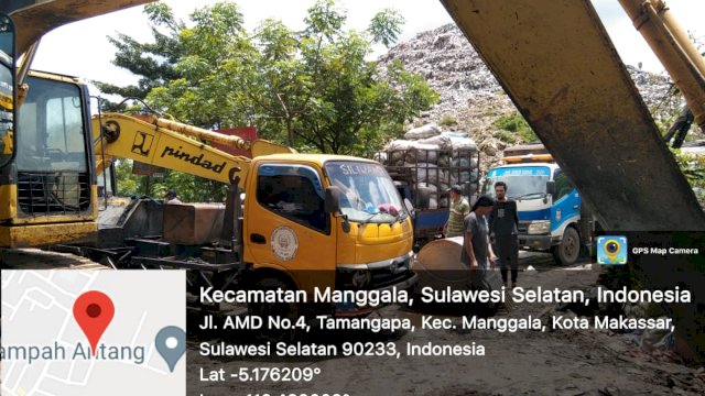 Warga TPA Tamangapa menutup jalan pembuangan sampah menggunakan Eskavator. (ist)