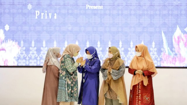 Hadiri Fashion Show Riamiranda, Indira Jusuf Ismail Apresiasi Karya Kawula Muda