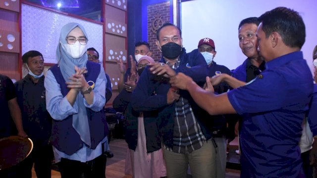 Sekretaris Partai NasDem Sulsel, Syaharuddin Alrif bersama Ketua NasDem Makassar, Andi Rachmatika Dewi memakaikan jaket NasDem kepada mantan politisi Berkarya, Haji Iqbal bersama tokoh masyarakat, Jumat (18/3/2022).