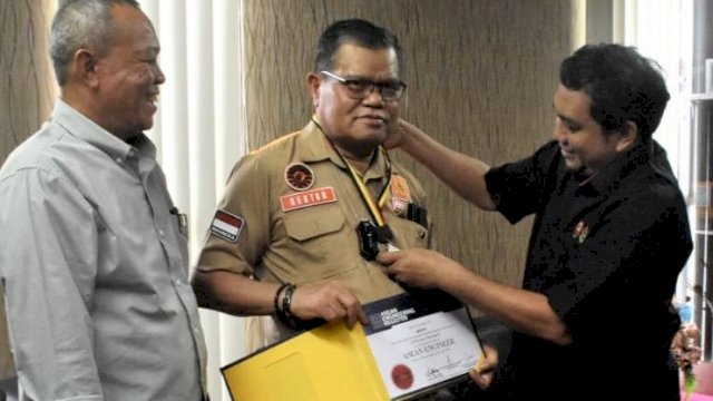 Terima Sertifikat dan Medali ASEAN Engineer dari PII, Ini Harapan Rektor UNM