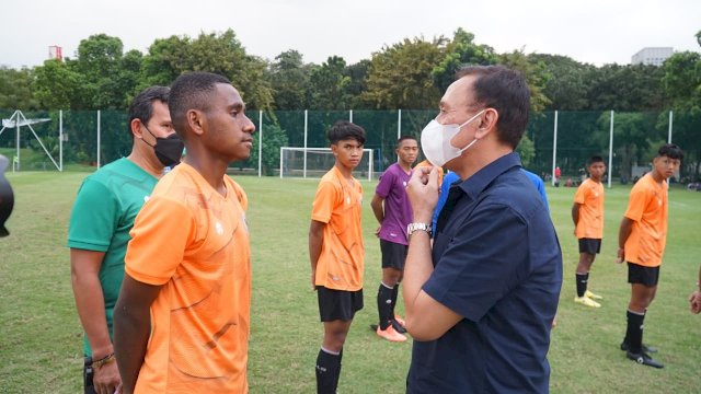 Ketua Umum PSSI Mochamad Iriawan berbincang dengan pemain Tim U-16. (PSSI)