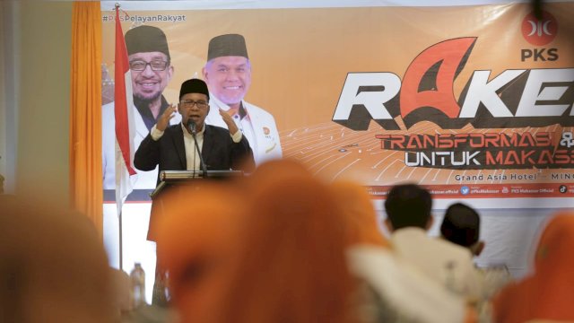 Wali Kota Makassar, Moh Ramdhan Pomanto memberikan sambutan saat menghadiri Rapat Kerja Daerah (Rakerda) Partai Keadilan Sejahtera (PKS), di Hotel Grand Asia, Minggu (20/3/2022).