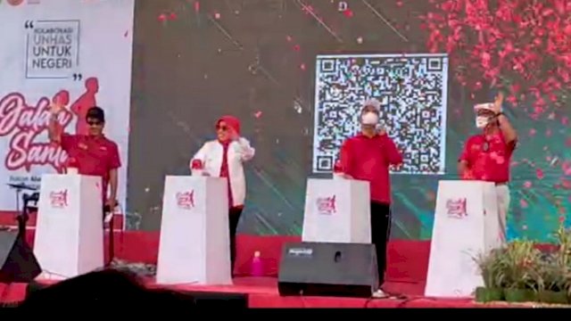 Ketua IKA Unhas Amran Sulaiman dan Rektor Unhas Prof. Dwia launching dana abadi Unhas.