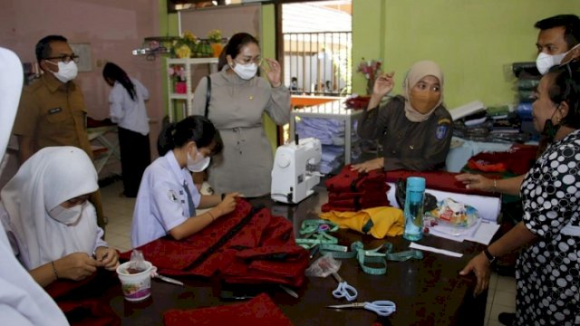 Anggota DPRD Sulawesi Selatan Andi Debbie Purnama Rusdin saat mengunjungi SMK Negeri 8 Makassar, Jalan Monginsidi Makassar, Selasa (22/3/2022).