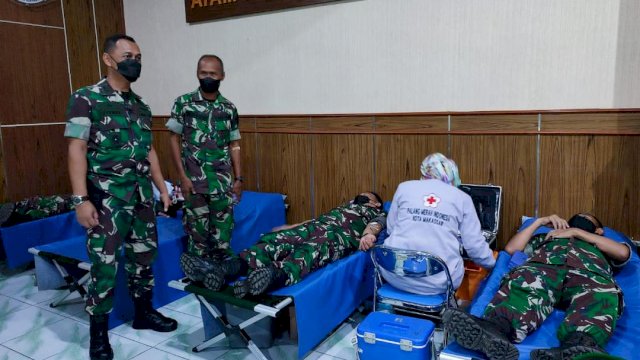 Perbekalan dan Angkutan Angkatan Darat (Bekangad) menggandeng PMI Kota Makassar menggelar donor darah di Markas Bekangdam, Jalan Lanto Dg Pasewang, Rabu (16/3/2022).