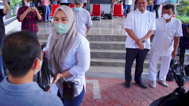 Pimpinan DPRD Sulsel Bagikan Paket Lebaran, Andi Ina: Jangan Dilihat Nilainya