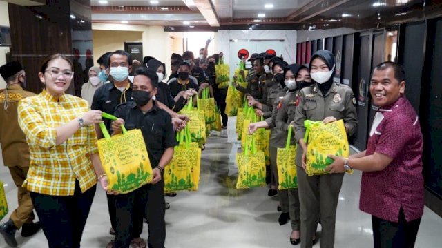 Fraksi Golkar DPRD Sulsel Bagikan Paket Lebaran kepada Pegawai Non PNS