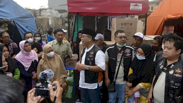 Ketua KBPP Polri Sulsel Ilham Arief Sirajuddin (IAS) saat menyerahkan bantuan kemanusiaan untuk korban kebakaran di Aspol Perintis, Makassar, Jumat (22/4/2022).