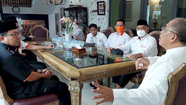 Ilham Arief Sirajuddin saat menerima rombongan pengurus DPW PKS Sulsel di kediamannya, Puri Mutiara, Jalan Monginsidi Baru, Selasa (5/4/2022).