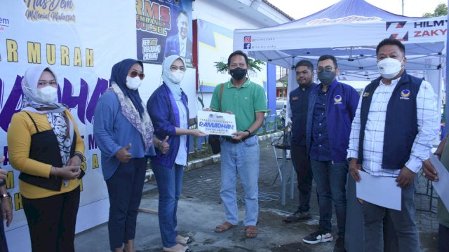 Ketua Partai NasDem Makassar, Andi Rachmatika Dewi didampingi Sekertaris NasDem Makassar, Ari Ashari Ilham memberikan secara simbolis tenan gratis bagi pelaku UMKM, di Kantor NasDem Makassar, Sabtu (2/4/2022).