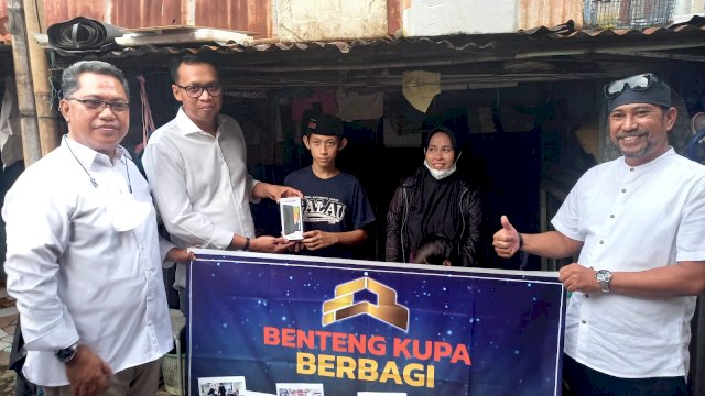 Benteng Kupa melakukan pembagian ponsel Android untuk pendidikan bagi anak-anak yang kurang mampu.