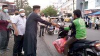 Rudianto Lallo Bagikan Takjil ke Pengguna Jalan