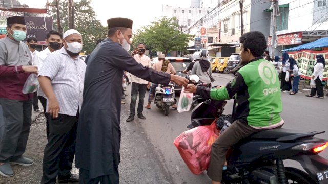 Ketua IKA SMA 6 Makassar, Rudianto Lallo membagikan Takjil ke pengguna jalan, Minggu (10/4/2022).
