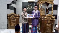Rudianto Lallo Salurkan Bantuan Hibah Pemkot di Masjid Taqwa