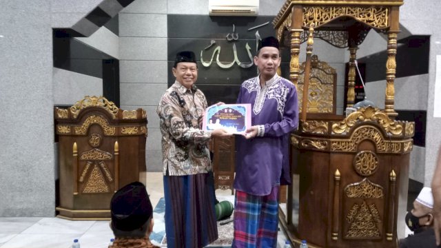 Ketua DPRD Makassar, Rudianto Lallo menyerahkan dana Hibah pemkot di Masjid Taqwa, Senin (11/4/2022).