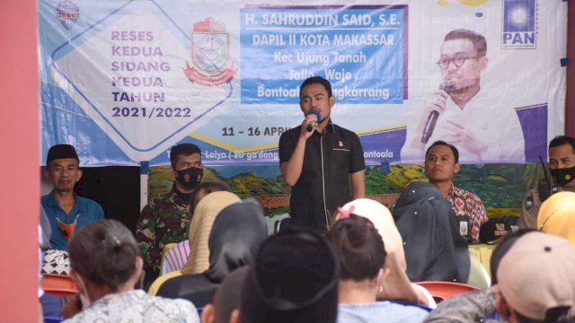 Legislator PAN Makassar, Sahruddin Said menjawab keluhan warga saat Reses Masa Sidang Kedua Tahun 2021/2022, di Kecamatan Bontoala, Kamis (14/4/2022).