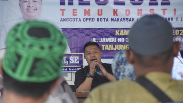 Legislator NasDem Makassar, Ari Ashari Ilham menjawab keluhan warga Tanjung Merdeka, saat reses masa sidang kedua tahun 2021/2022, Kamis (14/4/2022).
