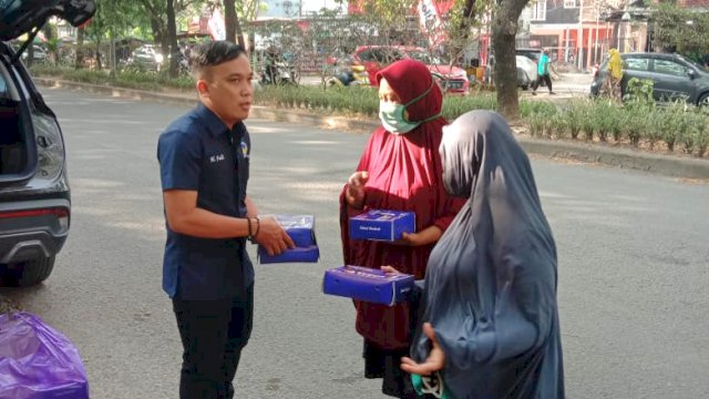Garda Pemuda NasDem Sulsel membagikan Takjil kepada warga yang melintasi Jalan Hertasning, Jumat (15/4/2022).