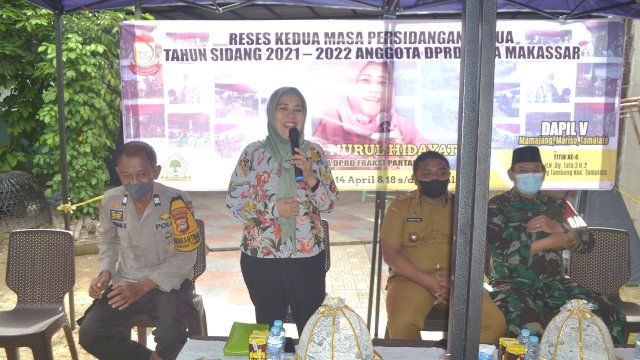 Anggota DPRD Makassar, Nurul Hidayat menjawab keluhan Warga Parang Tambung soal Lampu Jalan, saat reses masa sidang kedua tahun 2021/2022, Selasa (19/4/2022).