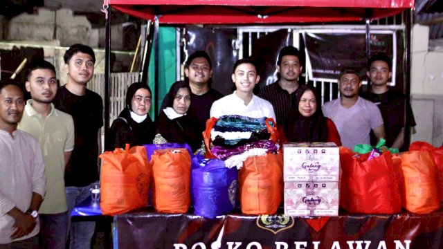 Ketua Hipmi Makassar, Muhammad Fadel Tauphan bersama pengurus salurkan bantuan kepada korban kebakaran Asrama Polisi, di Jl Veteran Selatan, Jumat (22/4/2022).