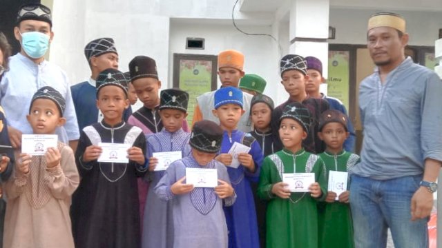 Komunitas Masyarakat Peduli Barombong mengadakan buka puasa bersama anak panti dan tahfiz qur'an, Jumat (22/4/2022).