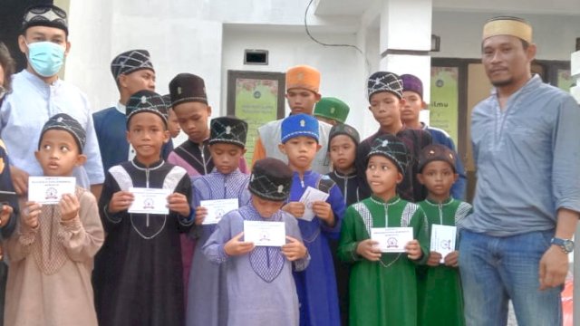 Komunitas Masyarakat Peduli Barombong mengadakan buka puasa bersama anak panti dan tahfiz qur'an, Jumat (22/4/2022).