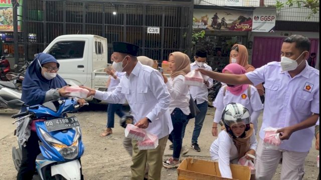 Legislator Gerindra Makassar, Kasrudi membagikan takjil kepada pengguna jalan, Senin (25/4/2022).