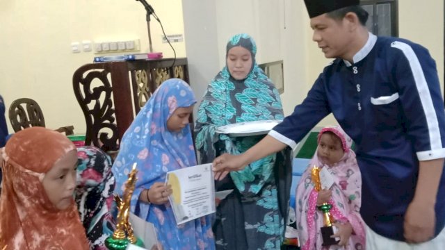 Gandeng KOMPLET’B, Pengurus Masjid Nurul Tasbih Barombong Gelar Semarak Ramadan