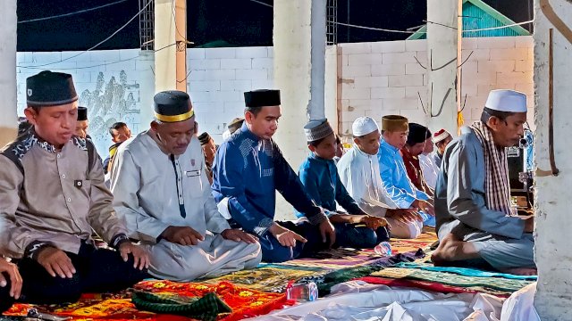 Ketua DPRD Makassar, Rudianto Lallo melaksanakan shalat taraweh, di Masjid Terapung Cambayya, Rabu (27/4/2022).