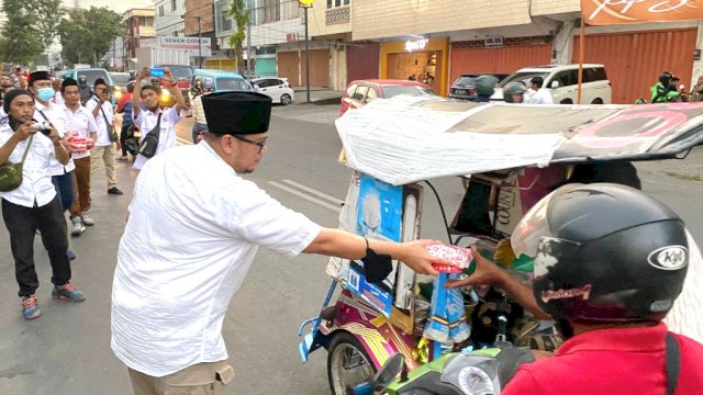 Legislator Gerindra Makassar, Andi Pahlevi membagikan takjil kepada warga Yang melintas di Jalan Andalas, Rabu (27/4/2022).