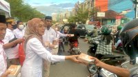 Bagikan Takjil ke Pengguna Jalan, Budi Hastuti: Semoga Bernilai Ibadah