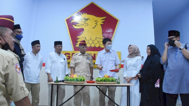 Ketua Gerindra Makassar, Erick Horas memotong tumpeng saat buka puasa bersama dan syukuran Kantor DPC Gerindra Makassar, Jl Pendidikan Raya, Jumat (29/4/2022).