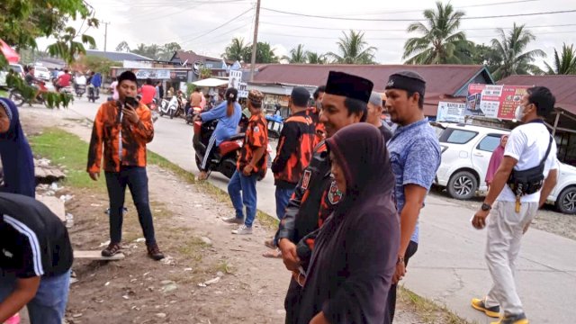 Andi Rahim Bersama Pemuda Pancasila Bagikan Takjil di Desa Pattimang