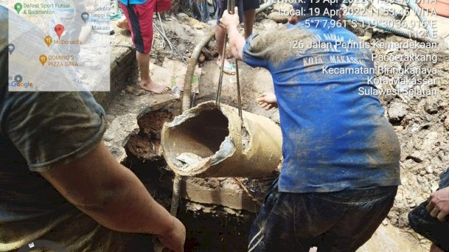 PDAM Makassar Perbaiki Pipa Bocor di Jalan Perintis Kemerdekaan