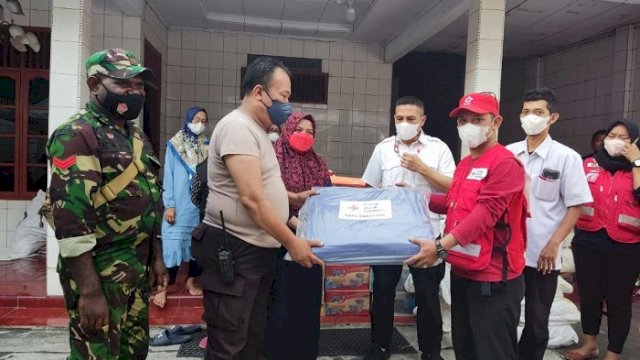 Ketua PMI Makassar Syamsu Rizal MI menyerahkan bantuan untuk korban kebakaran di Asrama Polisi (Aspol) Jl Veteran Selatan, Kecamatan Mamajang, Jumat 22 April 2022.