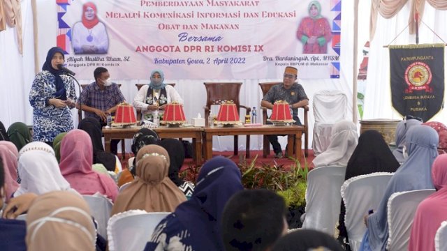 Anggota Komisi IX DPR RI, Aliyah Mustika Ilham bersama Balai Besar POM turun ke masyarakat, mensosialisasikan pangan yang aman di bulan Ramadhan. ()