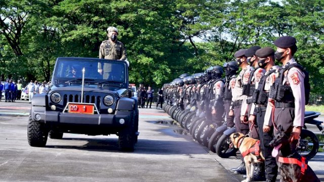 Gubernur Sulawesi Selatan Andi Sudirman Sulaiman memantau kesiapan personel dengan mobil komando saat Apel Gelar Pasukan Ops Ketupat 2022 di Lapangan Karebosi Makassar, Jumat (22/4/2022).