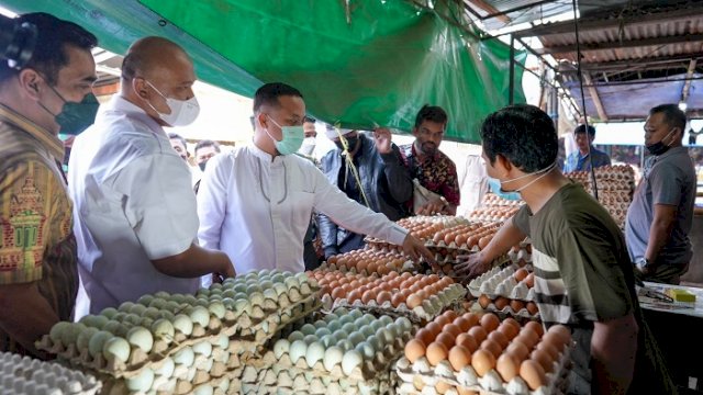 Gubernur Sulawesi Selatan Andi Sudirman Sulaiman saat blusukan ke Pasar Terong Makassar hari ini Kamis (21/4/2022).