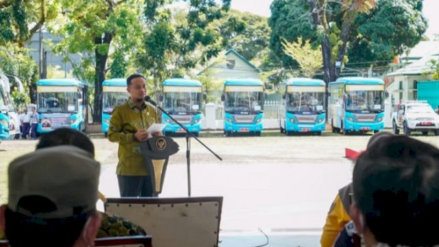 Gubernur Sulsel Andi Sudirman Sulaiman saat melepas mudik gratis bagi masyarakat dan mahasiswa di pelataran Rujab Gubernur, Kamis (28/4/2022).