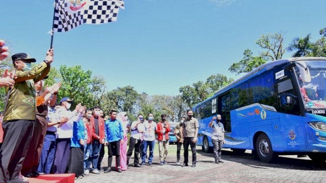 Gubernur Sulsel Andi Sudirman Sulaiman saat melepas pelaksanaan mudik gratis bagi mahasiswa dan masyarakat umum di pelataran Rujab Gubernur, Kamis (28/4/2022).