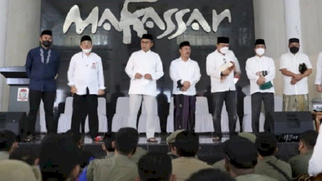 Walikota Makassar Moh Ramdhan "Danny" Pomanto memberikan arahan kepada personel Satpol PP di Baruga Anging Mammiri Rumah Jabatan Walikota Makassar, Minggu (17/4/2022).