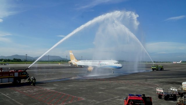 Kedatangan pesawat maskapai Super Air Jet di Bandara Internasional Sultan Hasanuddin disambut dengan Water Salute oleh PKP-PK dengan 2 mobil pemadam kebakaran milik Angkasa Pura 1, Rabu (20/4/2022).