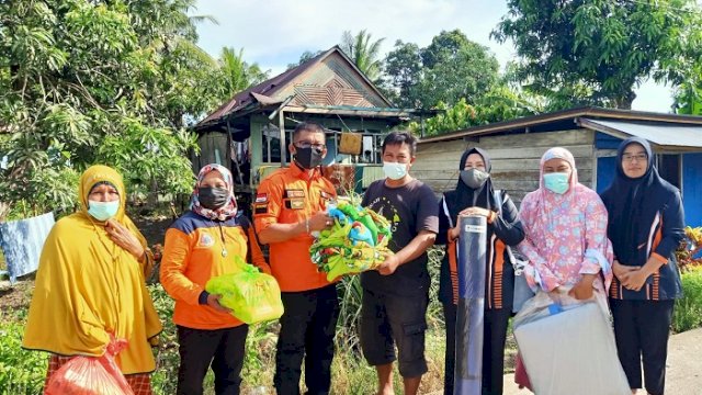Korban puting beliung mendapat bantuan dari BPBD Sulsel.