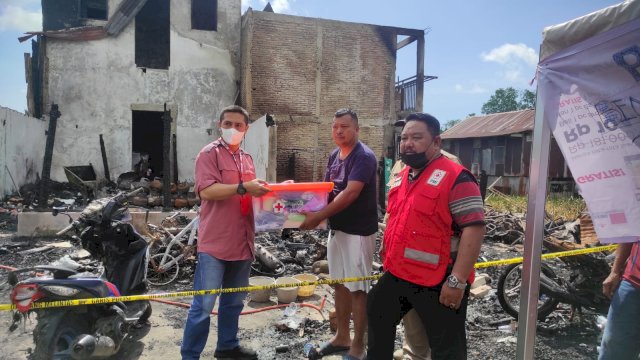 Ketua PMI Makassar, Syamsu Rizal menyerahkan bantuan kepada korban kebakaran di Manggala, Minggu (8/5/2022).