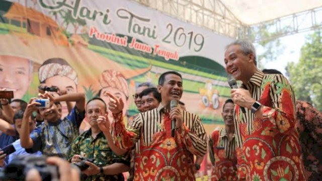 Ganjar Pranowo bercengkrama bersama Andi Amran Sulaiman. 